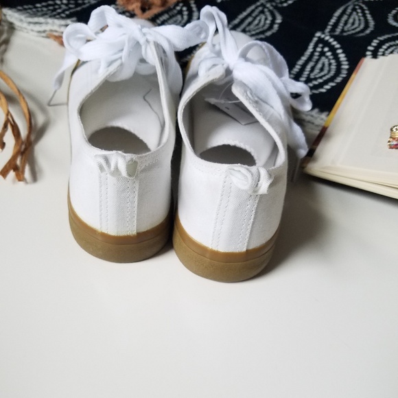 Trendy White Sneakers Size 10 - Picture 5 of 5